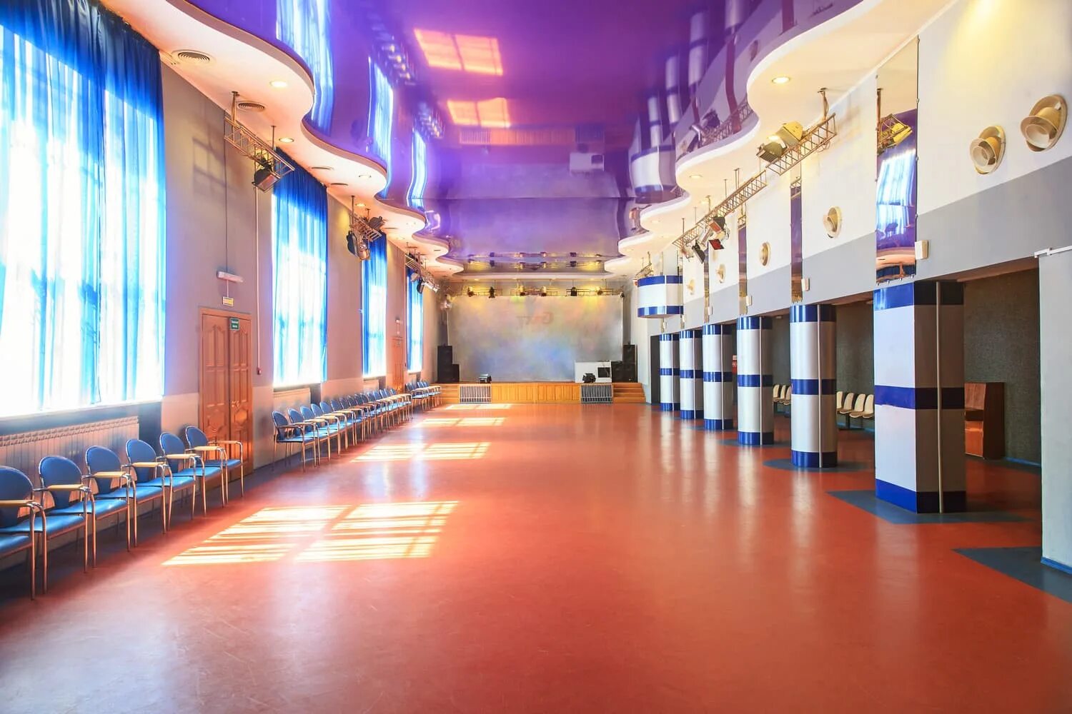 Зал дкж калининграда. Дворец культуры железнодорожников смоленск. Дом культуры железнодорожников калининград. Дкж калининград. Дом культуры железнодорожников калининград.