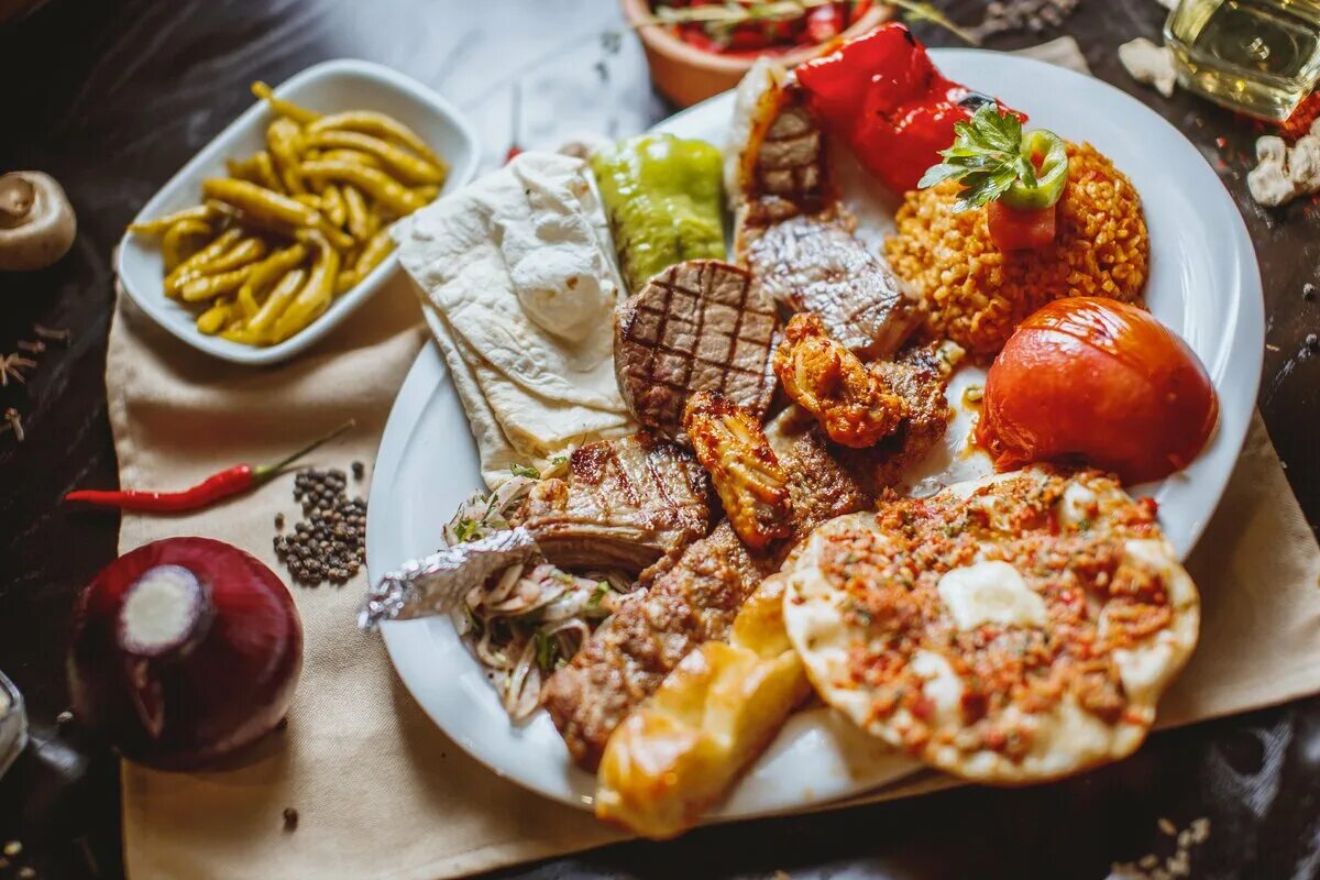 Турецкая национальная кухня. Бейти кебаб турецкая кухня. Национальная кухня Азербайджана Kabab. Традиционная турецкая кухня. Турецкие блюда в ресторане.