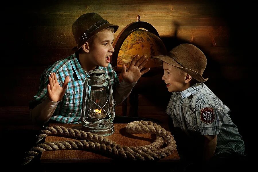 Беседа двух людей. Крестьянская семья в избе. Старик рассказывает сказки. Ест и рассказывает истории. Дед рассказывает детям сказки.