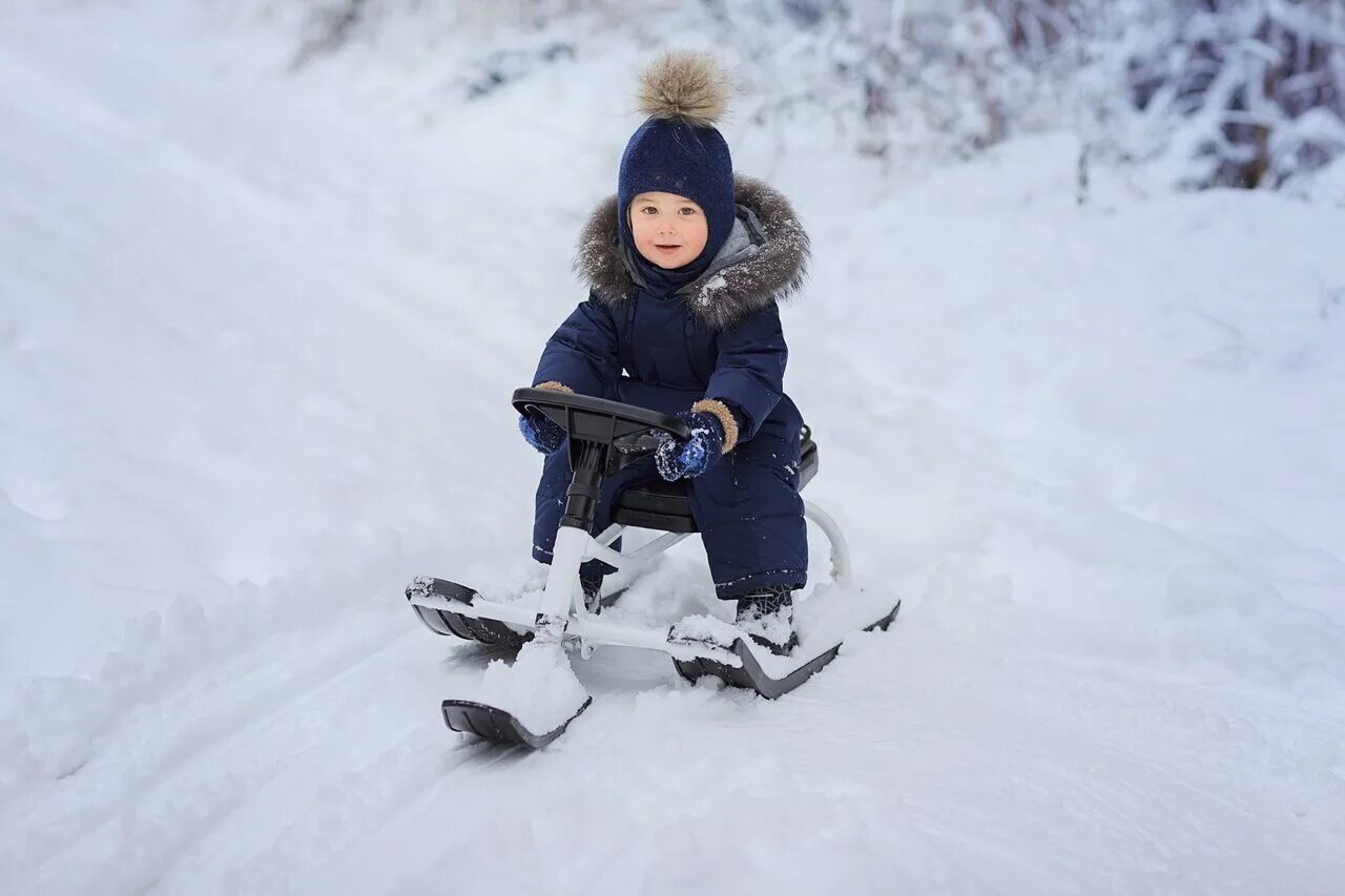 Зимний мальчик 3. Ребенок на снегокате. Дети на снегокатах. На снегокате. Дети катаются на снегокате.