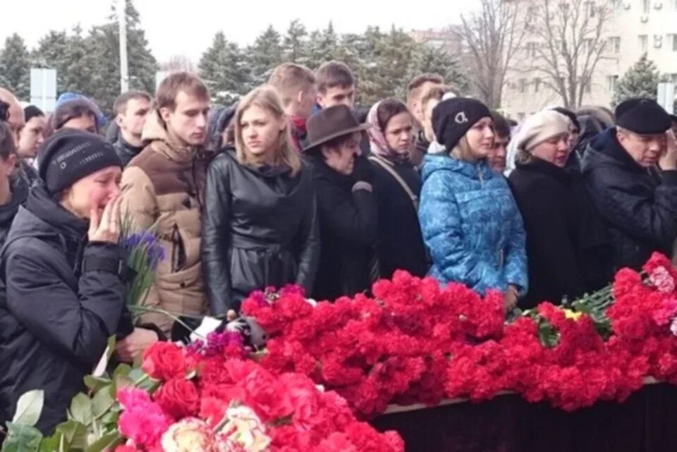 Похорон в новочеркасске. В новочеркасске простились. Могилы подростков новочеркасск. Похорон в новочеркасске. Похорон в новочеркасске.