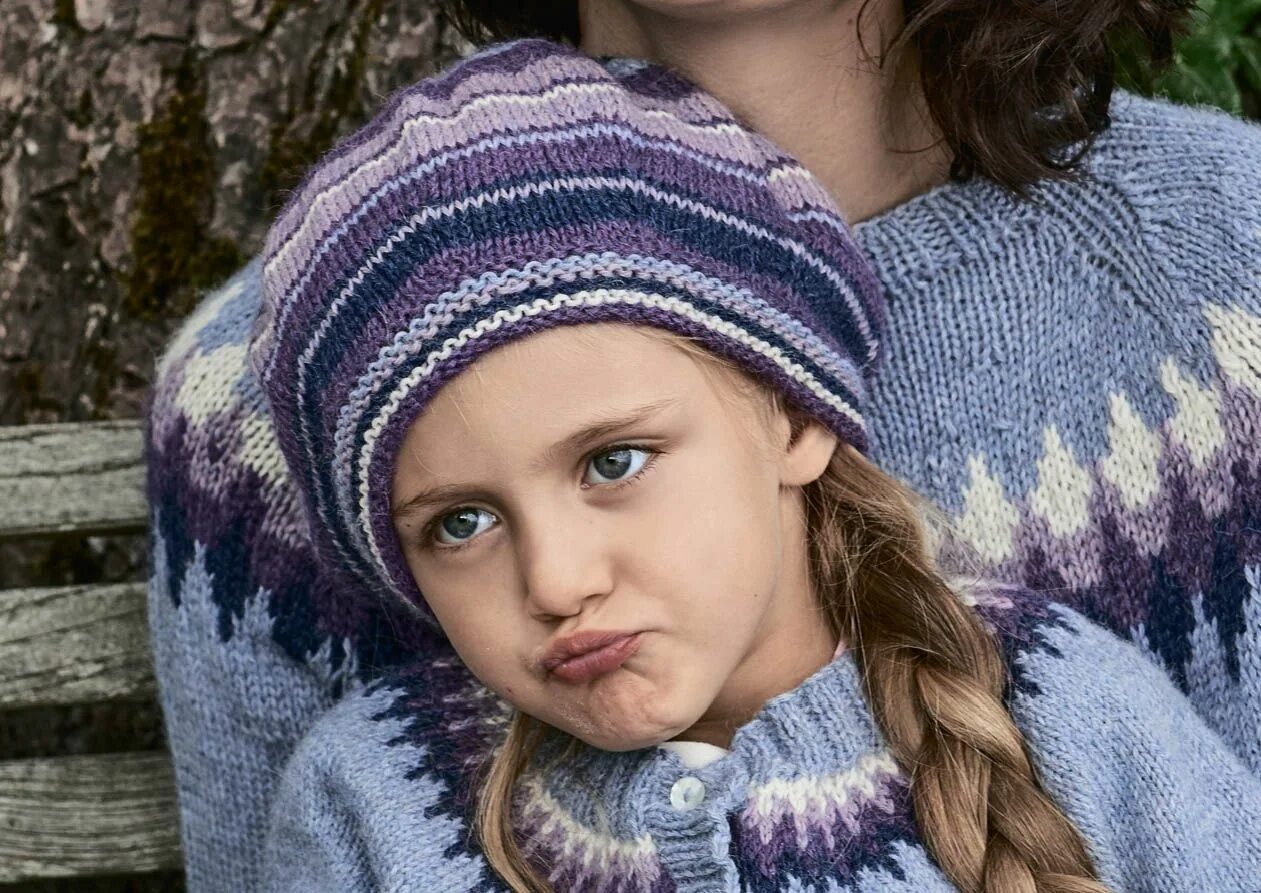 Вязаные детские беретки для девочек. Вязаные беретки для девочек. Беретка для девочки спицами. Беретка для девочки спицами. Берет вязание девочка.