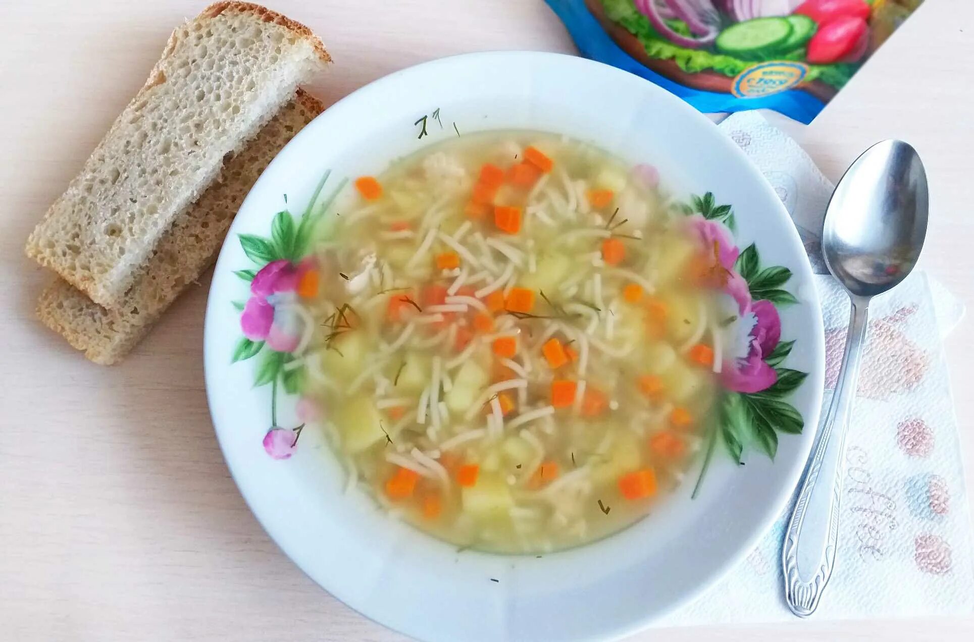 Вермишелевый супчик. Вкусный вермишелевый суп. Суп вермишелевый с курицей и картошкой. Куриный суп с вермишелью.