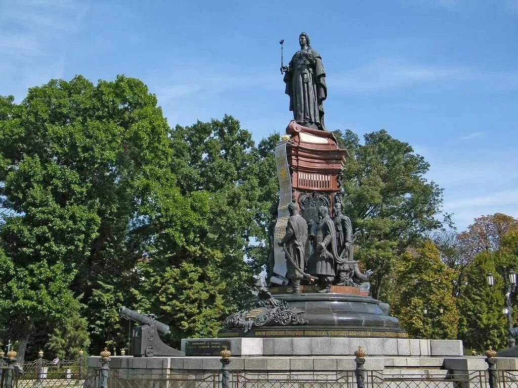 Памятники культуры краснодара. Краснодар город монумент Екатерины 2. Памятник Екатерине II (Краснодар). Памятник Екатерине в Краснодаре. Город Краснодар памятник Екатерине 2.