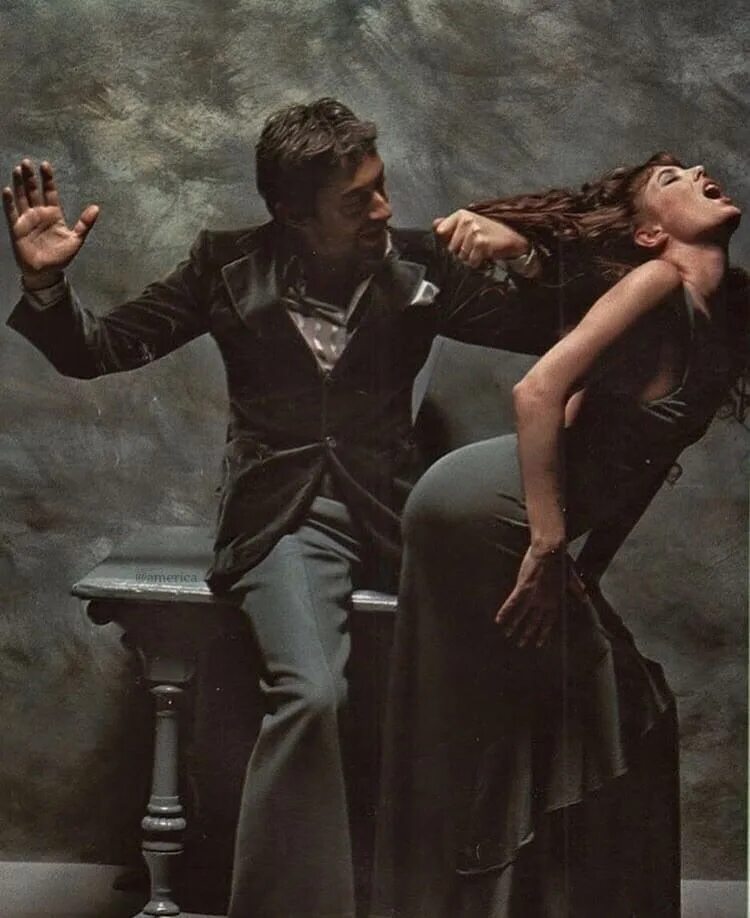 шлепает девушку. шлепать девушку игры. женщин даже наказать нельзя им это нравится. мужчина шлепает девушку. шлепает девушку.