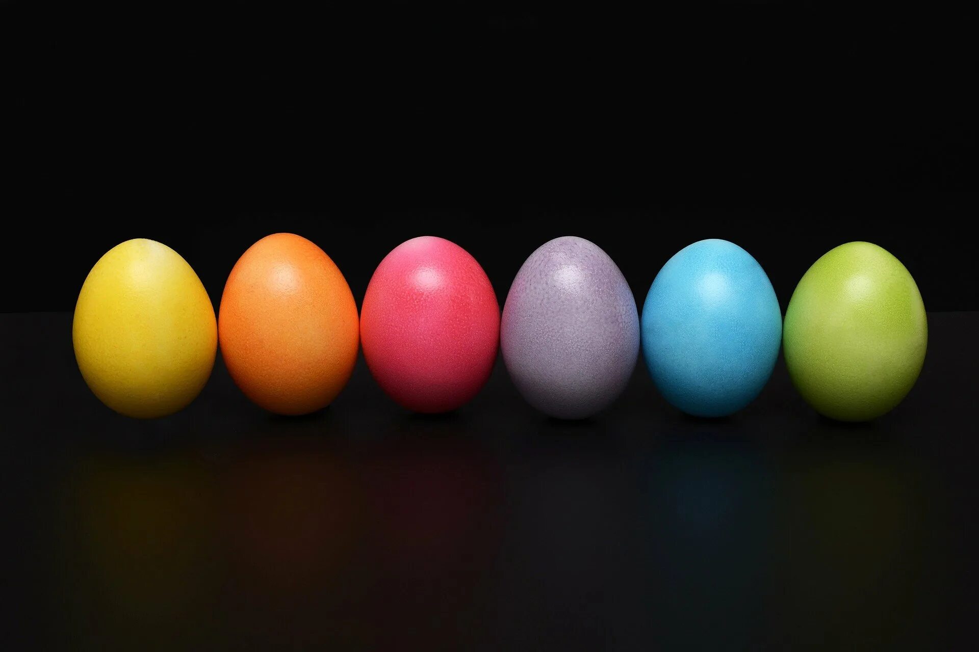 Разноцветные яйца на пасху. Яйца крашенки. Крашенки яйца на Пасху. Разноцветные яйца. Разноцветные пасхальные яйца.