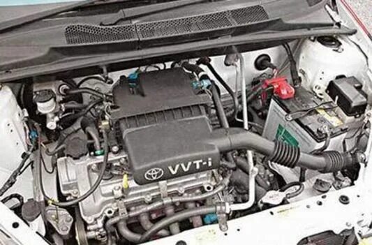 Двигатель тойота витц 1.3. Toyota Vitz 1.0 двигатель. Toyota Vitz 1sz-Fe аккумулятор. Двигатель 1sz-Fe Toyota Vitz.