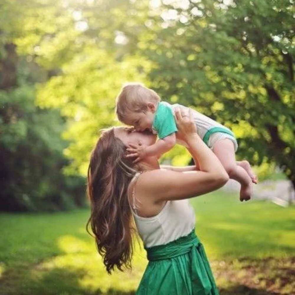 Фотосессия мама и малыш. Мама и малыш на природе. Мать с ребенком. Фотосессия мама и малыш идеи.