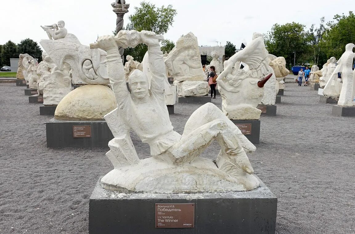 Парк скульптур москва музеон. Скульптуры в москве фото. Памятники и скульптуры москвы. Отдыхающий пушкин памятник. Парк искусств музеон.