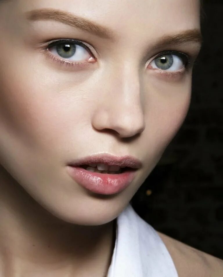 Красивые пухлые губы. Губы девушек натуральные. Сара сампайо макияж. Девушка с блеском на губах. Адриана лима шатенка.