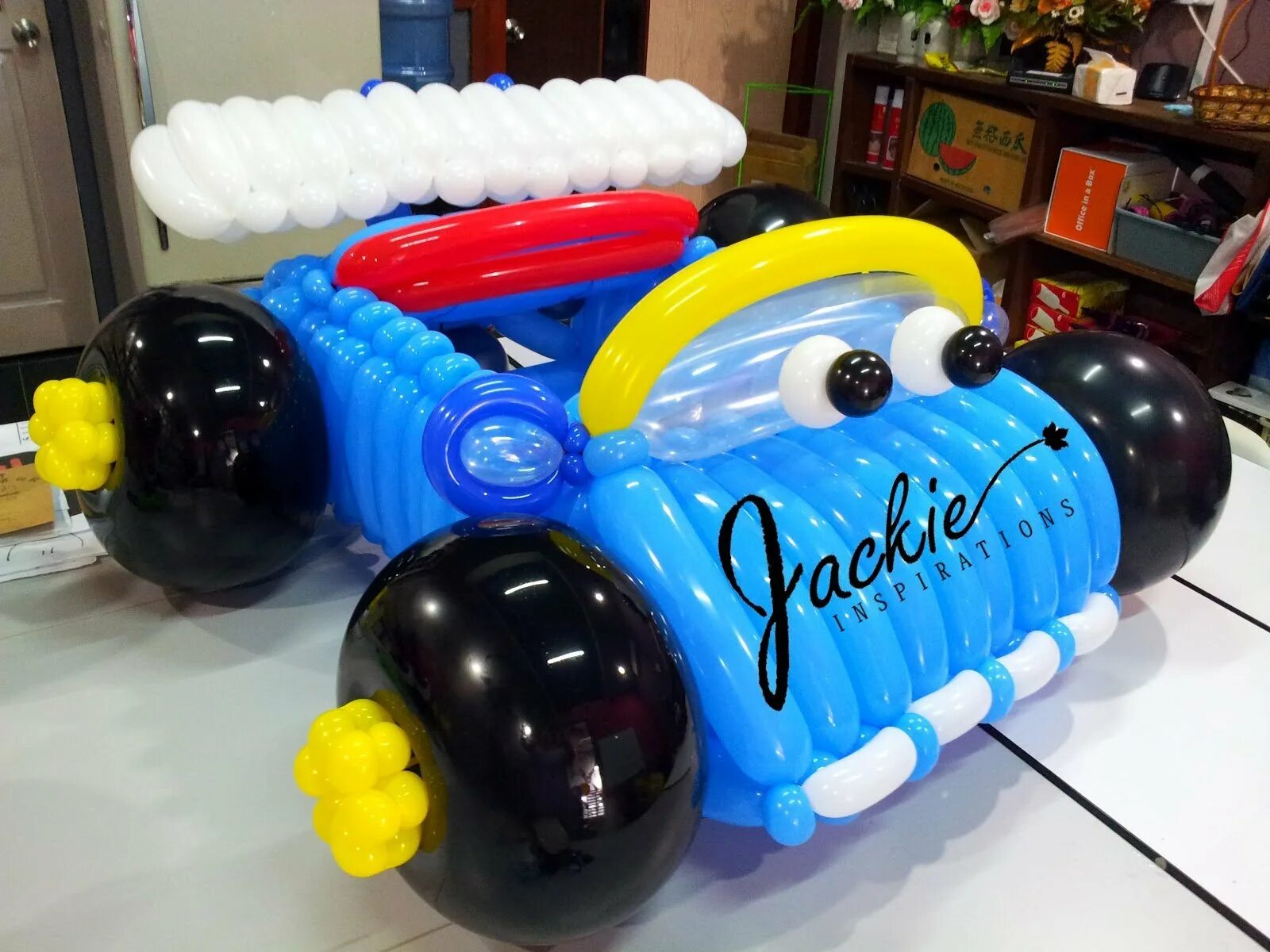 Машина из шаров. Машинка из шаров. Машина из воздушных шаров. Сделать машинку из воздушных шаров. Balloon car car.