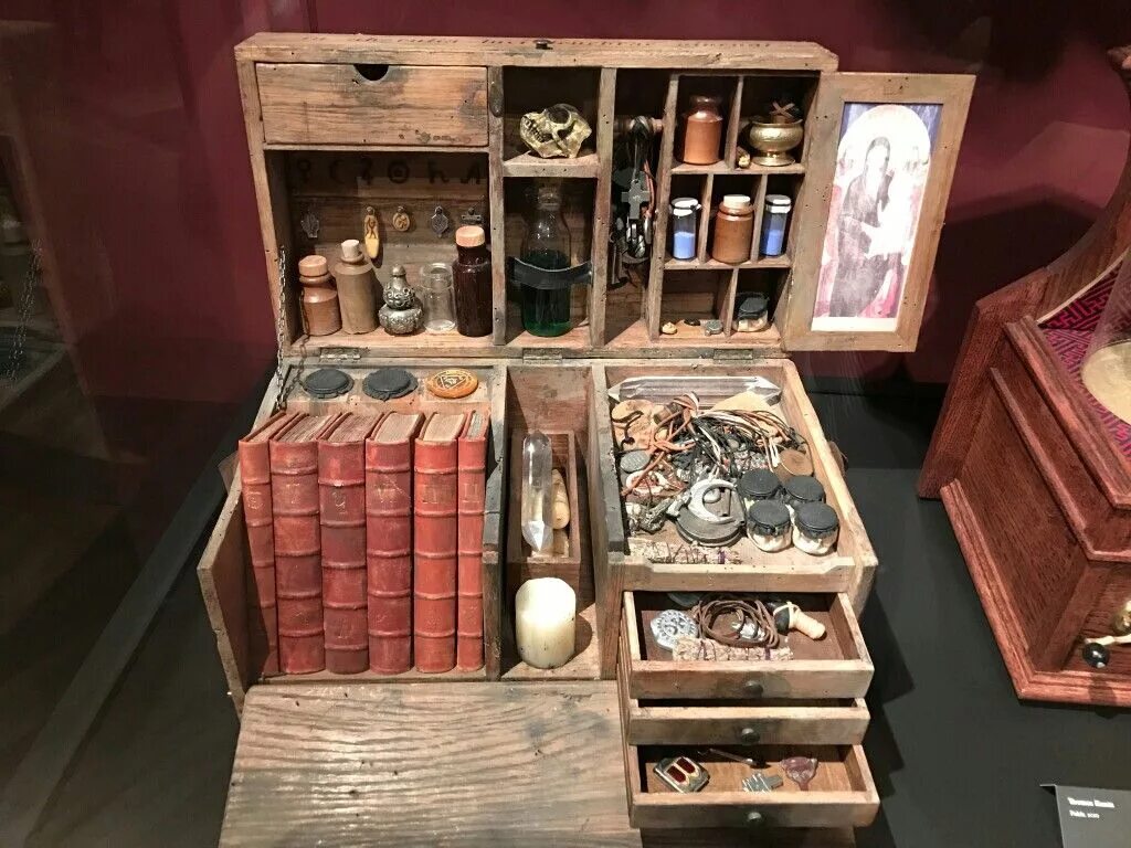 Комната в магической академии. Мастерская оружейника фэнтези. Волшебный магазин арт. Лавка алхимика фэнтези арт. Келли.