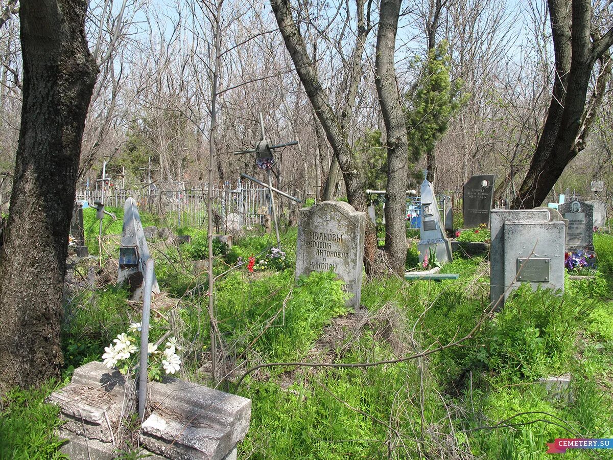 Еврейское кладбище прага. Семейный склеп чейзов (барбадос). Повреждения над могилой на кладбище вандализм. Сонник старое кладбище. Домовина гроб.