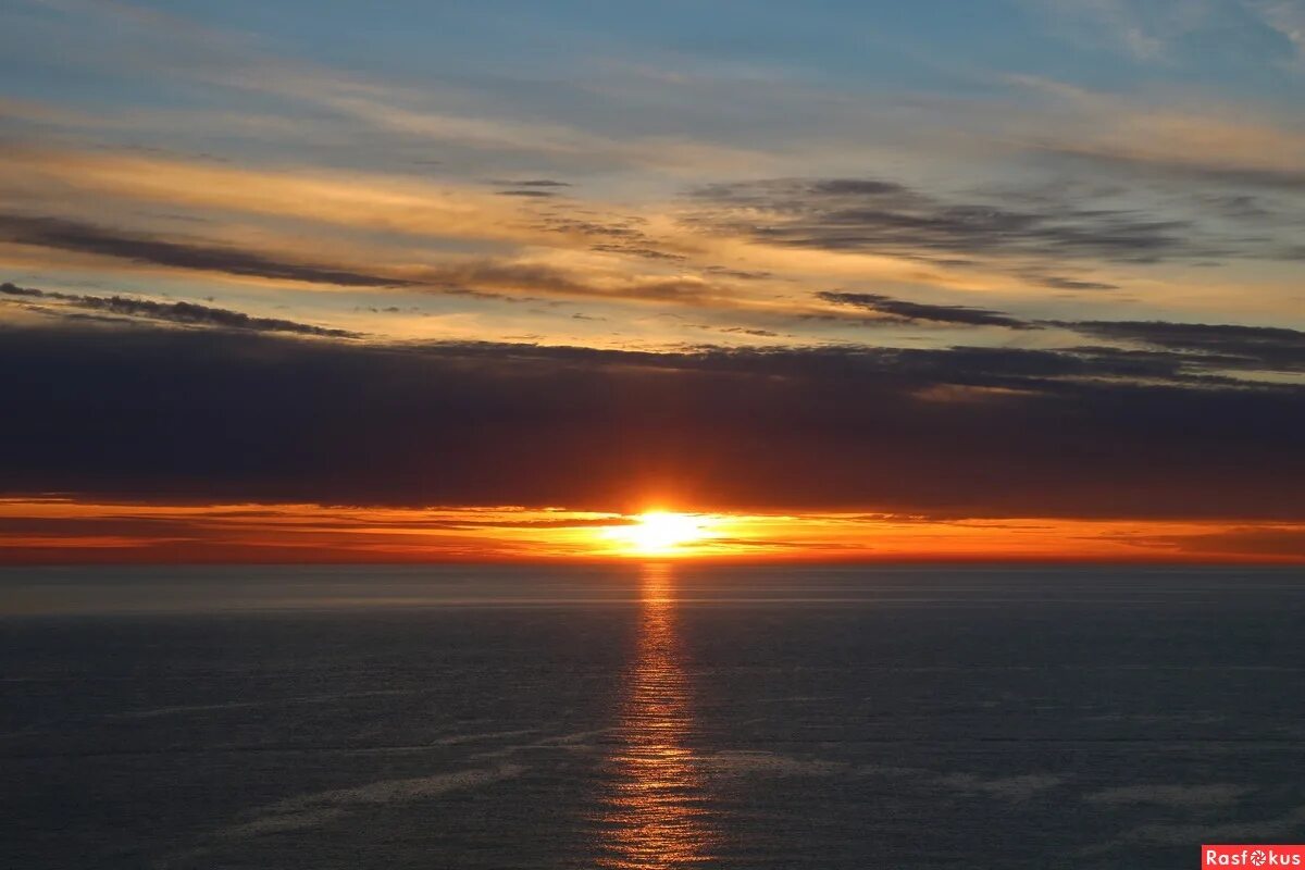 Восход солнца таганрог. Рассвет набережная саратов. Рассвет на море. Восход солнца в братске. Восход таганрог.