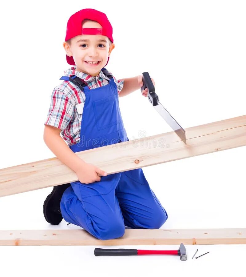 мальчик с молотком. ребенок пилит. бензопила игрушка. ребенок пилит. пилят бревно.