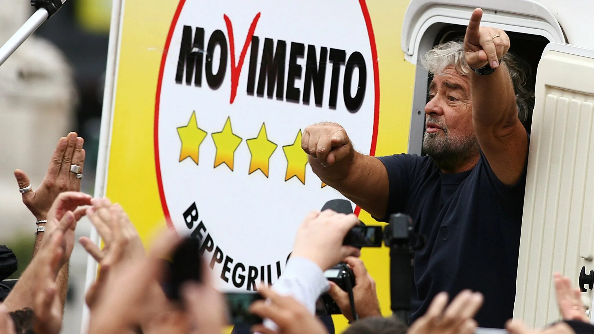 Итальянская партия «движение пяти звезд». Беппе грилло движение пяти звезд. Партии италии. Движение 5 звезд. Движение 5 звезд.