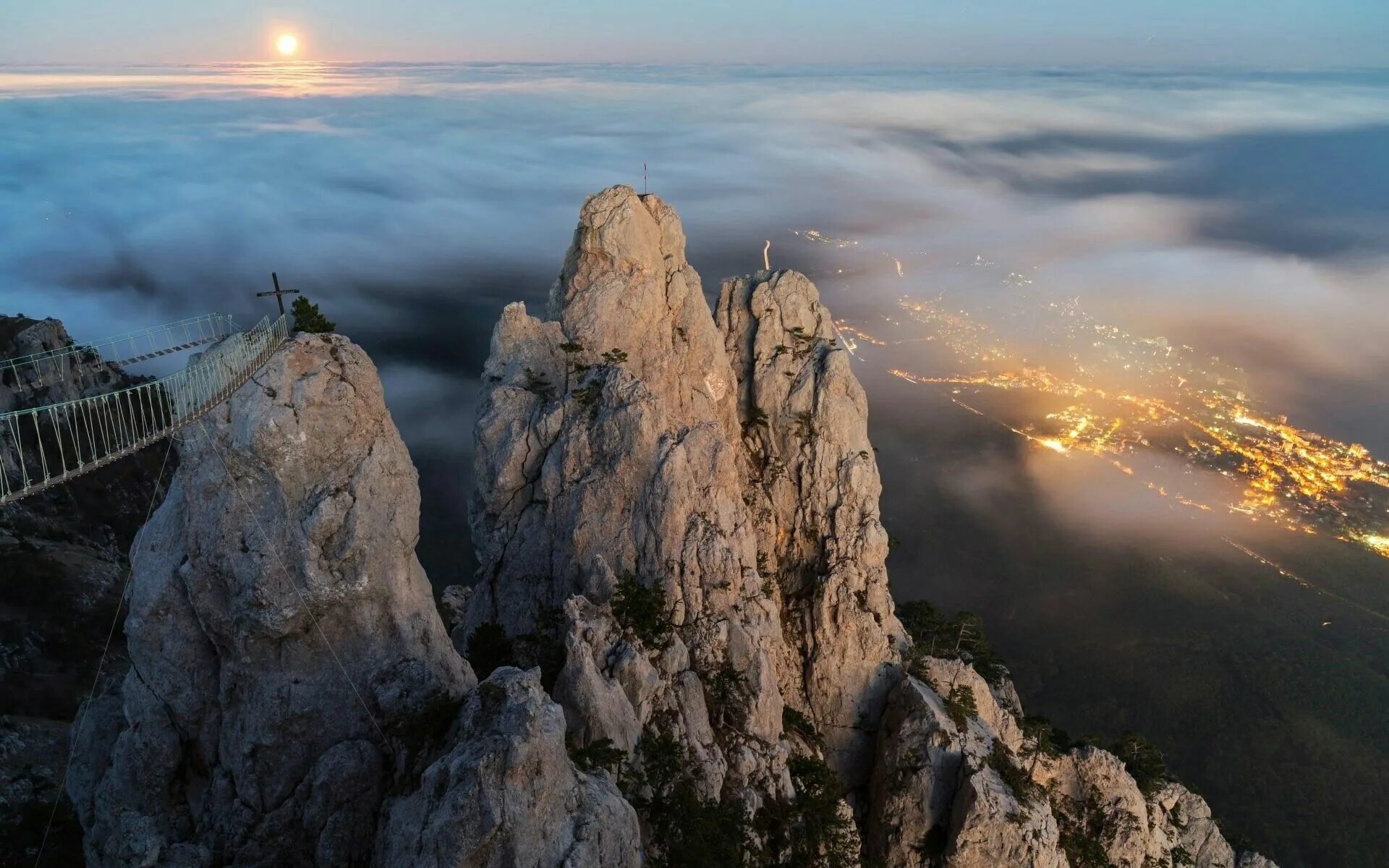 Ай буде. Ай Петри плато. Плато горы ай-Петри. Вершина горы ай Петри. Севастополь гора ай Петри.