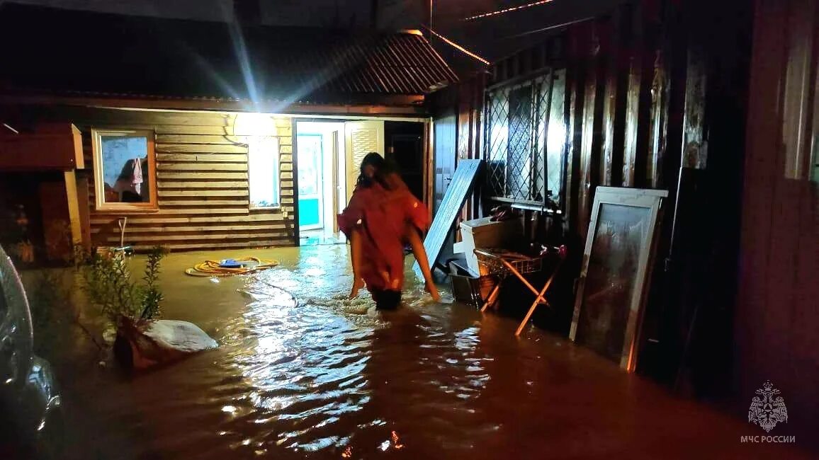 Сахалин чс 2020. Ливень из дома. Чита город грязь. В оренбургской области проливные дожди 06. Чс в южно сахалинске.