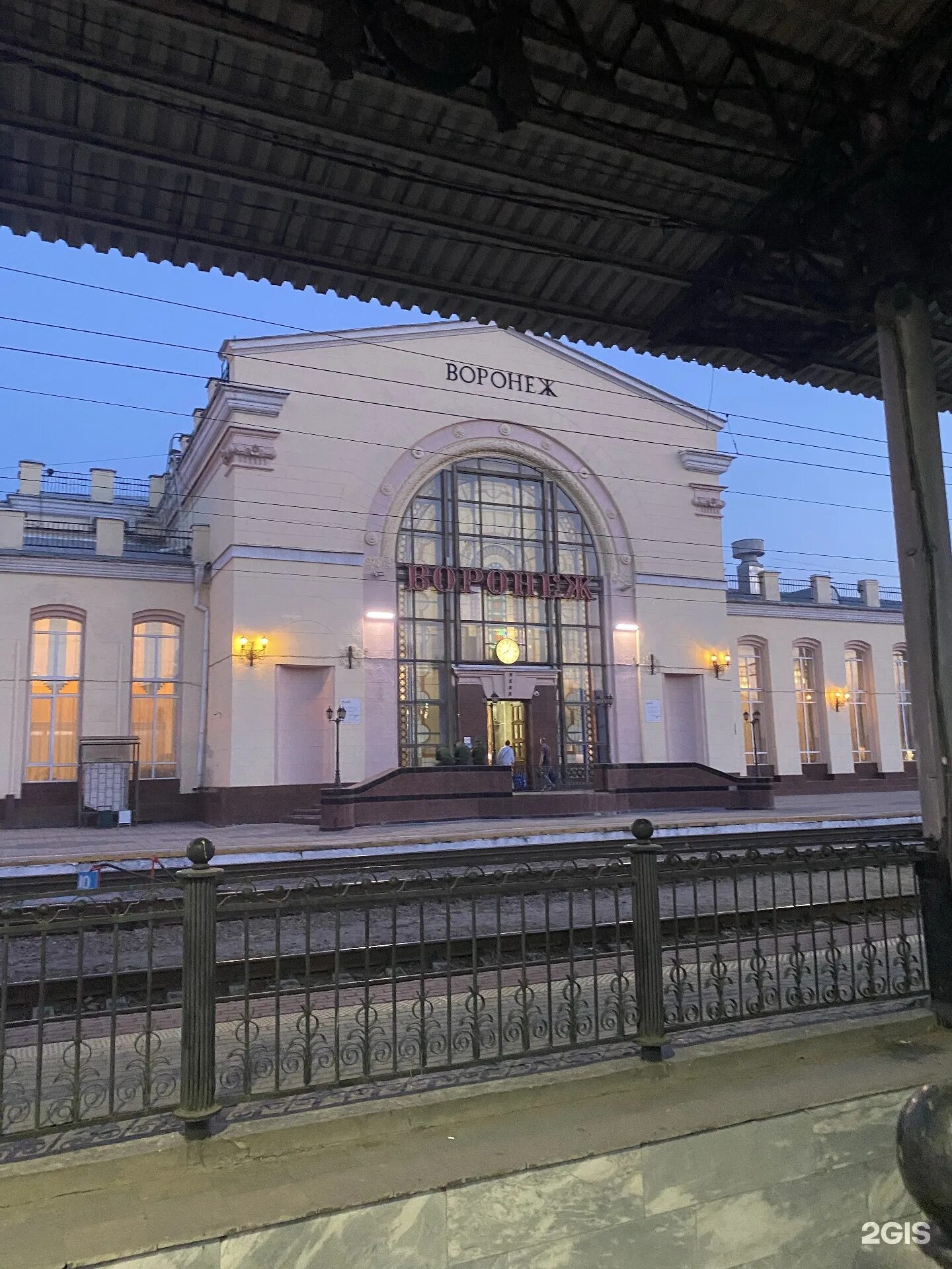 Жд станция краснодар 2. Жд вокзал алматы. Вокзал новосибирск главный табло. Жд вокзал екб. Справочное ж/д вокзала.