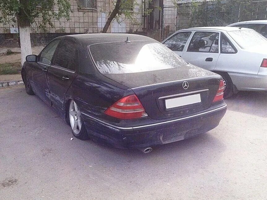 W220 мерседес убитый. Мерседес упала пневма. W220 мерседес убитый. Мерседес cls 55 на пневме. W220 на упавшей пневме.