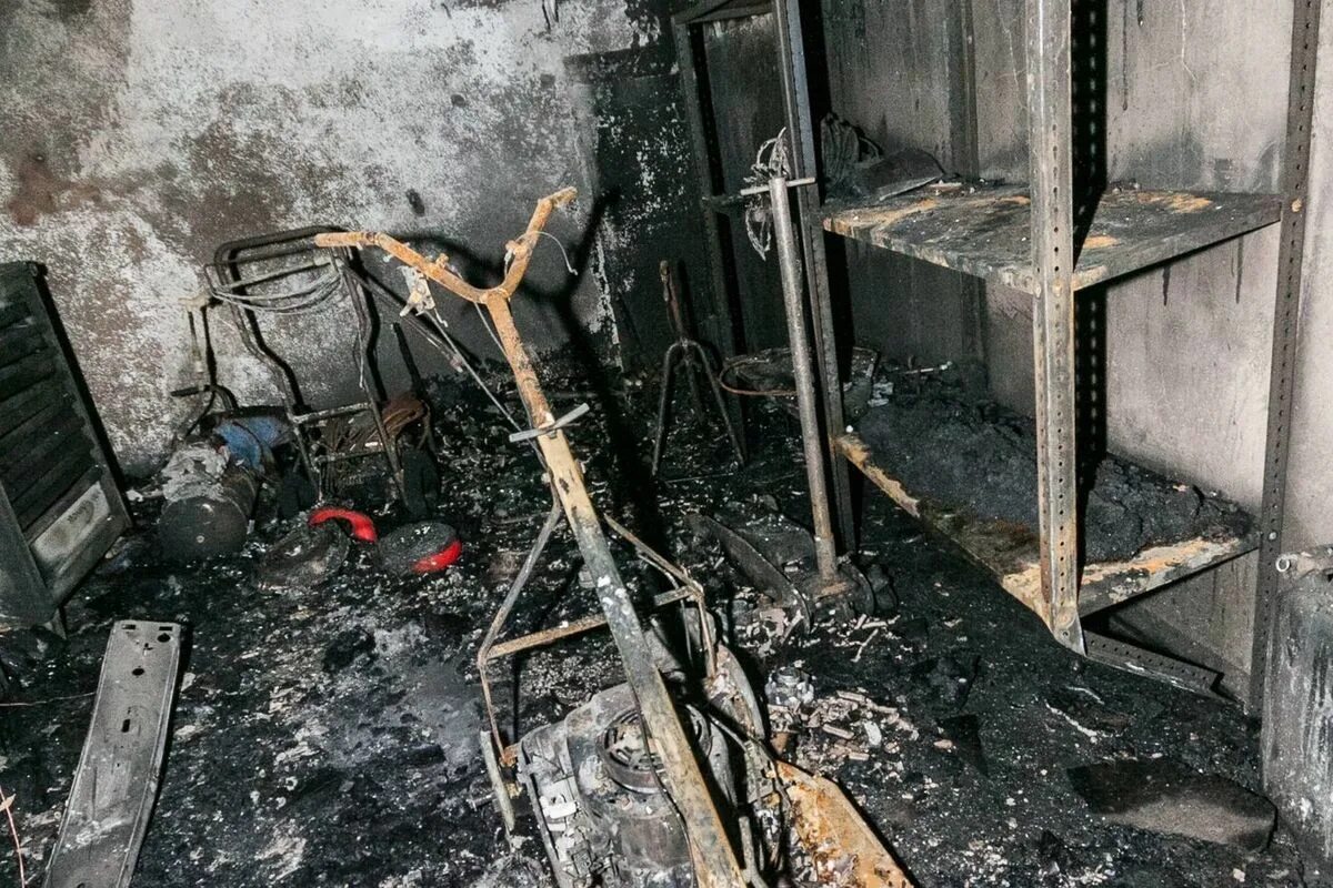 Сгоревшие вещи. Пожар в Мурманске в 2014 горела двушка с евроремонтом. Мурманск пожар в гаражах 338 эти выходные.