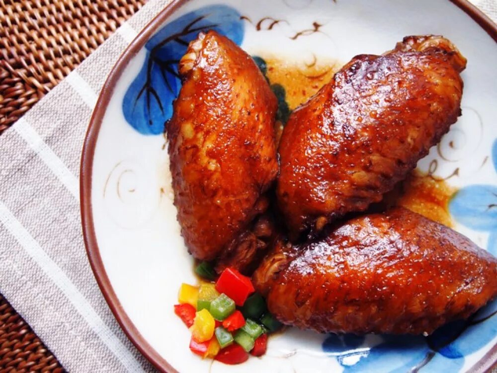 Куриные крылышки в коле. Кола куриные крылышки. Крылышки с колой. Кола куриные крылышки. Курица с колой.