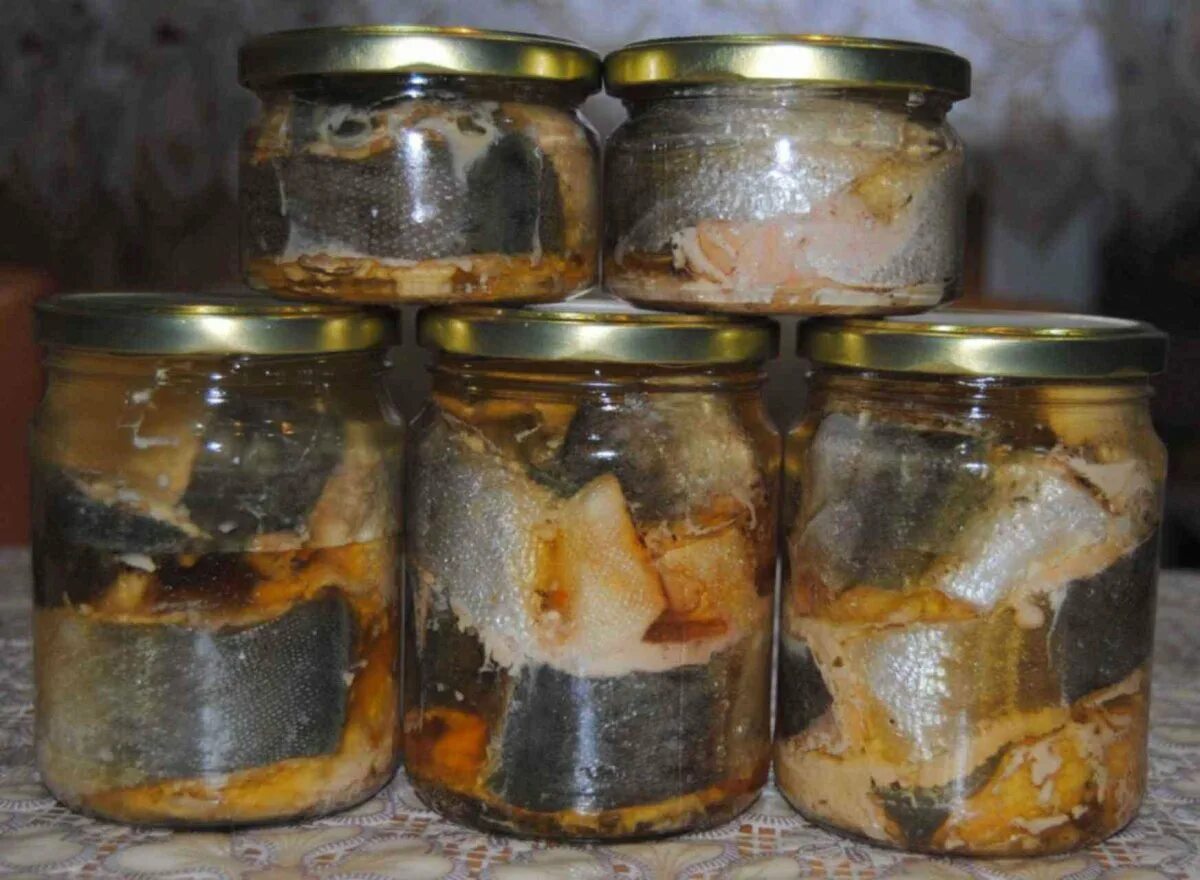 Рыбные консервы в стеклянных банках. Консервирование рыбы. Консерва скумбрия в автоклаве. Консервация и соусы. Домашняя тушенка из рыбы.