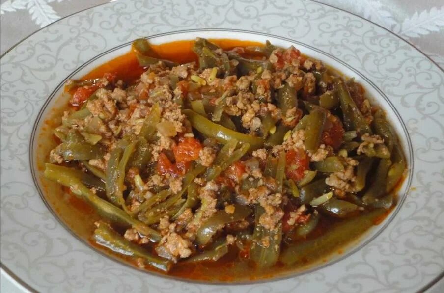 Фарш с фасолью стручковой. Стручковая фасоль по флотски. фарш с фасолью в томатном соусе. фарш тушеный с фасолью. зеленая фасоль с фаршем.
