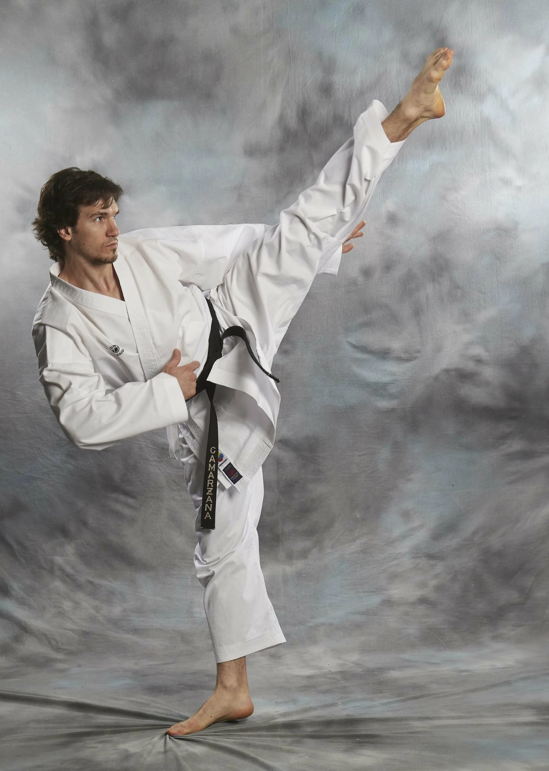 Karate gi. Карате ги. Каратэ 42 кумите. , белое. Карате поза ги.