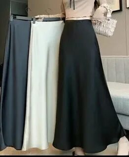 Фотосуреттер трусикисіз юбка астынан қаралады.