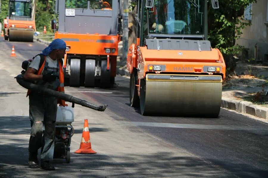 Скания s500 грузовой эвакуатор. Автодор эвакуатор. Volvo 750 эвакуатор. Камаз гбу жилищник. Дорожные рабочие автодор.