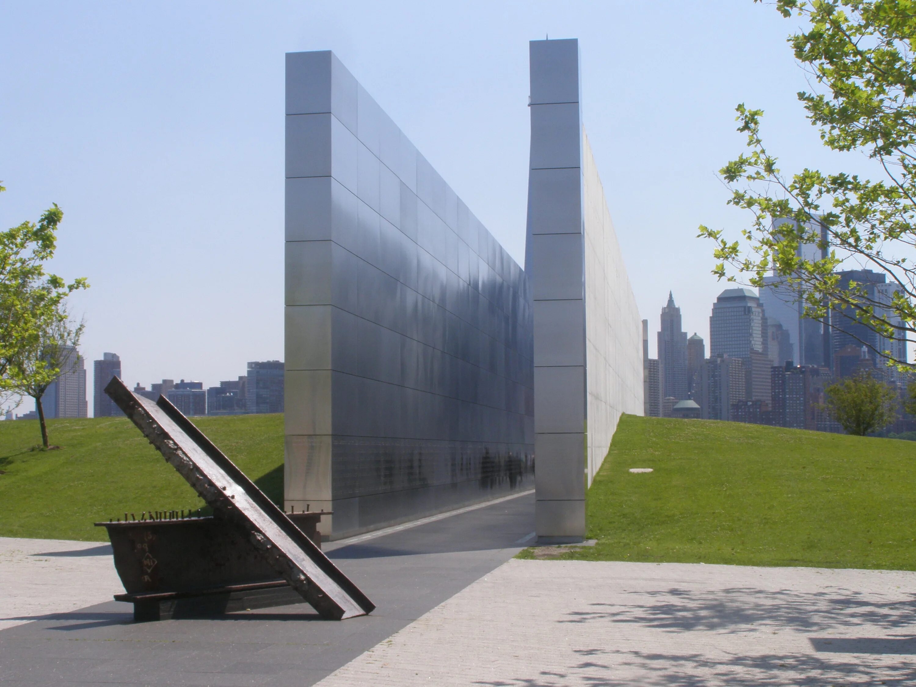 Чем отличается памятник от мемориала. Liberty state park памятники. современный мемориальный комплекс. мемориал архитектура. мемориал современная архитектура.
