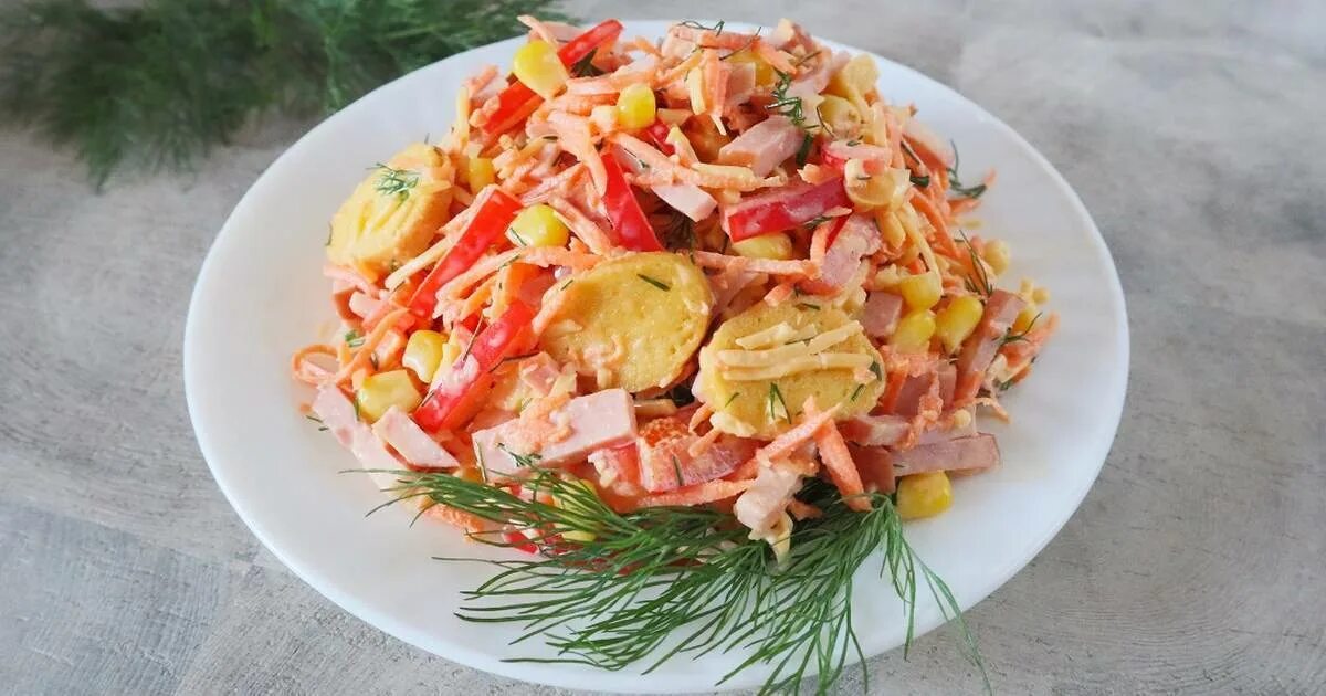 Копченая курица перец корейская морковь. Салат с морковью по-корейски и копченой курицей. Салат Венеция с корейской морковью и курицей. Салат с морковью по-корейски и кукурузой. Салат с морковью по-корейски и копченой колбасой.