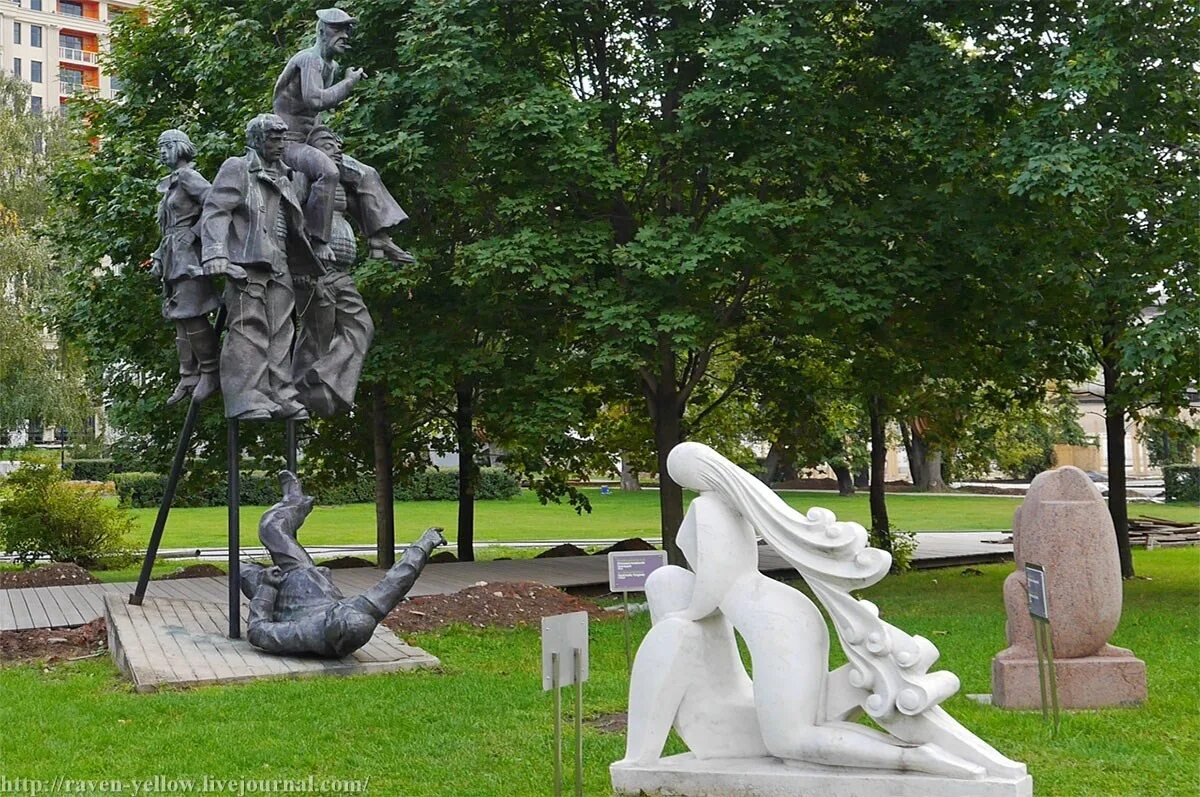 Скульптуры в москве фото. Парк музей музеон. Скульптура какахе в москве на набережной. Необычные памятники. «большая глина № 4» урса фишера.