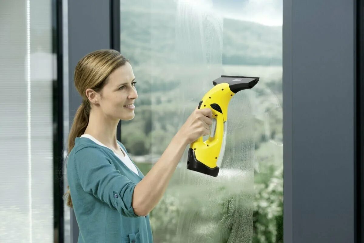 Мойка окон стоимость. Karcher WV 2 Premium Plus. Ручной стеклоочиститель Karcher WV 2 Premium. Робот мойщик окон Karcher. Керхер 1.633-319.0.