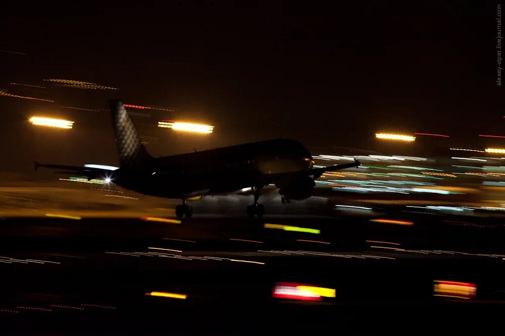 Ночной аэропорт. Аэродром ночью. Фон аэропорт ночью. Аэропорт ночью фото.