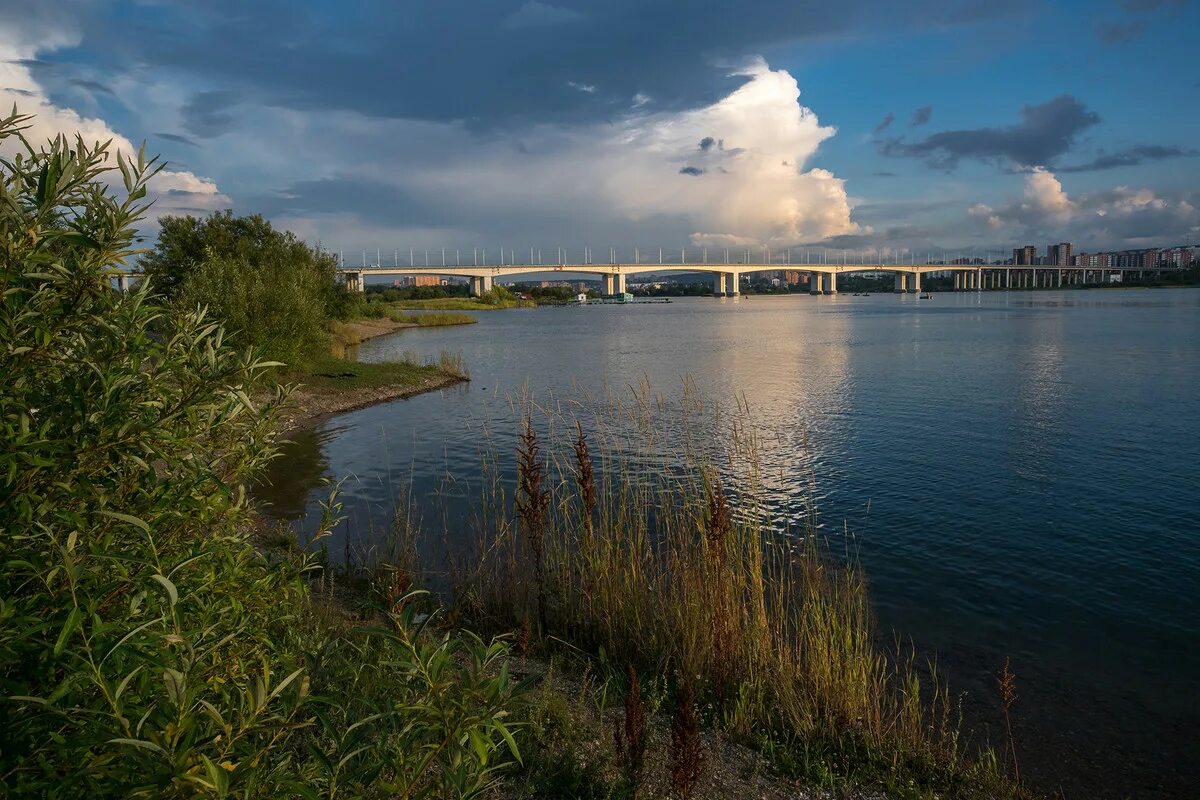 Иркутск стоит на реке. Река Ангара Иркутск. Берег ангары Иркутск. Ангара в городе Иркутск. Набережная реки Ангара Иркутск.