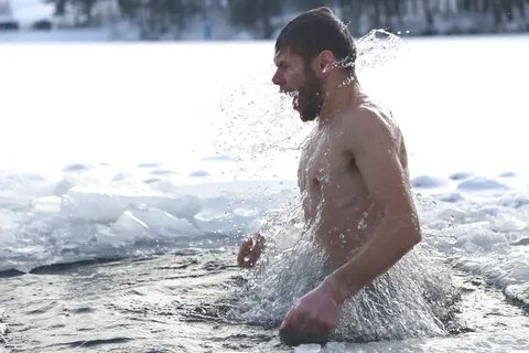 Купаться нагишом