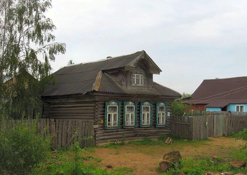 Дом в деревне нова. Старые дома в деревне. Старые деревянные дома в деревне. Старинный домик в деревне. Старый двухэтажный дом в деревне.