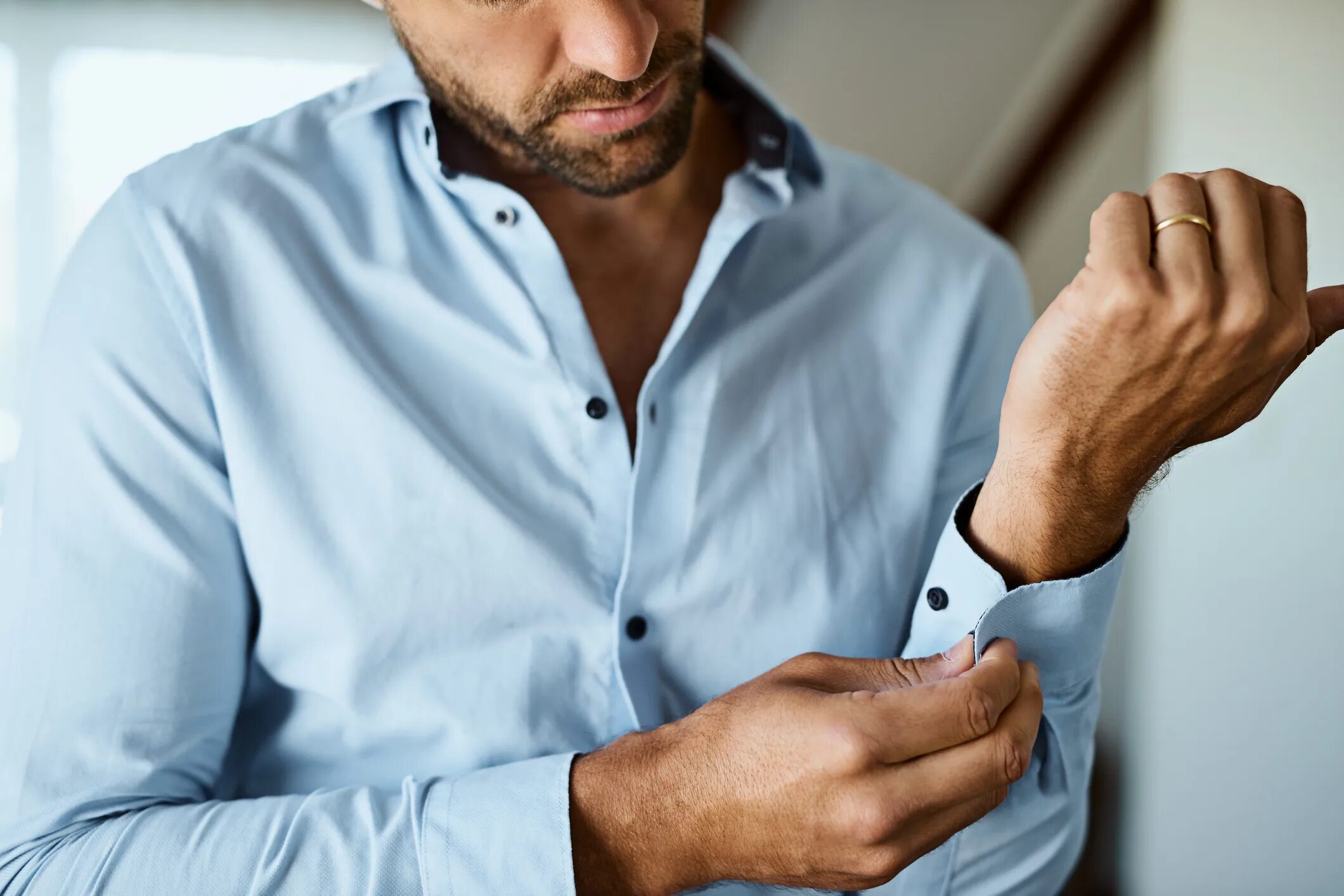 Признаки удобного мужчины. Man button up Shirt. Мужчины с одетым ремнем тряпочным бесплатные фото.