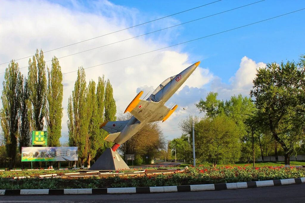 Памятник самолет в Тихорецке. Памятник-самолет л-39 Альбатрос Тихорецк. Г Тихорецк Краснодарского края. Тихорецк Краснодарский достопримечательности.