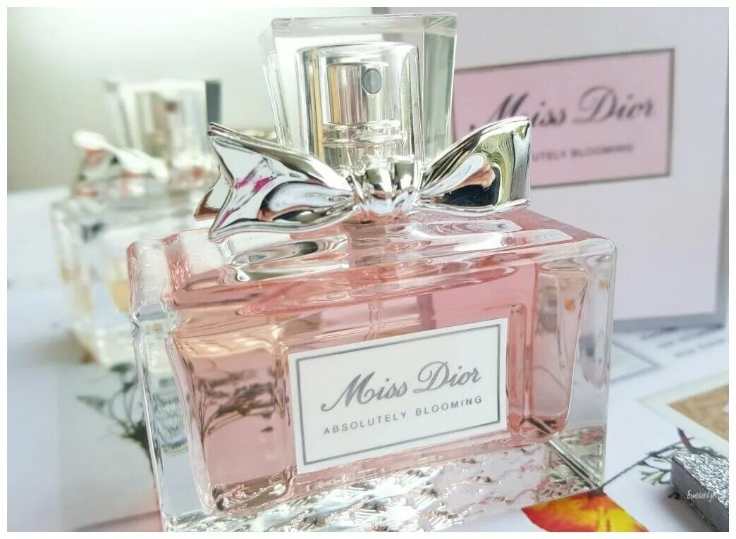 Духи мисс диор блуминг. Духи Miss Dior absolutely Blooming. Dior Miss Dior absolutely Blooming Eau de Parfum. Мисс диор Блуминг букет. Парфюм Мисс диор блюминг букет.