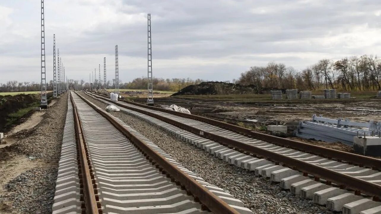 Жд инфраструктура. Станции железных дорог. Станция высокогорная дальневосточной железной дороги. Строящаяся железная дорога. Строительство жд.