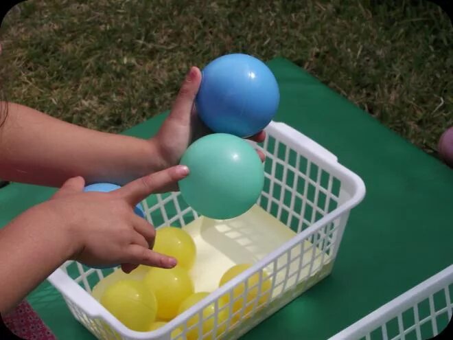 Игры с мячиками для малышей. Мяч в игре!. Интересные идеи для игр с мячом. Игры с маленьким мячиком.