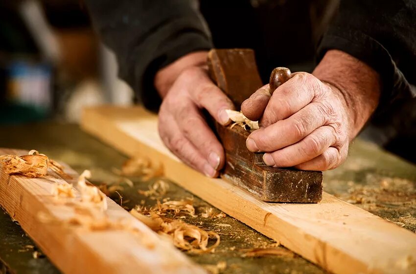 рубанок сетевой makita 1806 b. столяр с рубанком. рубанок pho 2000 bosch. столяр с рубанком. столярные приспособления.