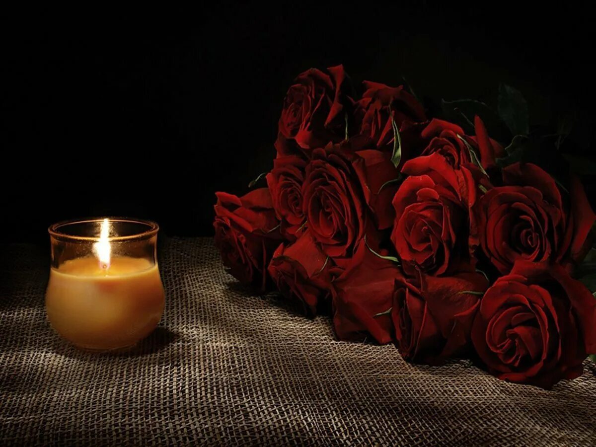 Траур соболезнования. Траурные свечи и цветы. Свеча памяти и цветы. Свечка цветок. Свеча скорби.