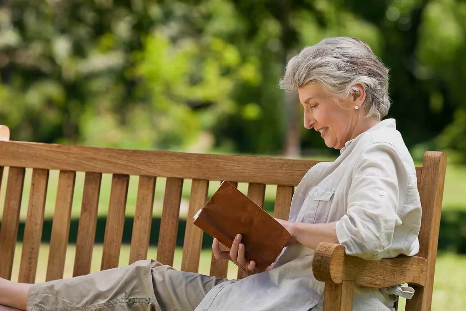 Дом рассохся от старости сочинение. Пожилая женщина на скамейке. Бабушка на скамейке в саду. Женщина с книжкой на скамейке. Одинокая женщина 50 лет на скамейке.