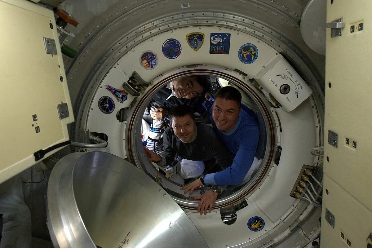 Космонавт перемещается в космическом корабле