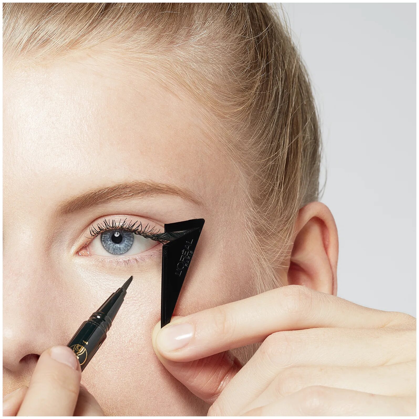 Eyeliner для глаз. Подводка лореаль с трафаретом. Подводка для глаз фломастер лореаль. Стрелки на глазах. Стрелки подводкой.