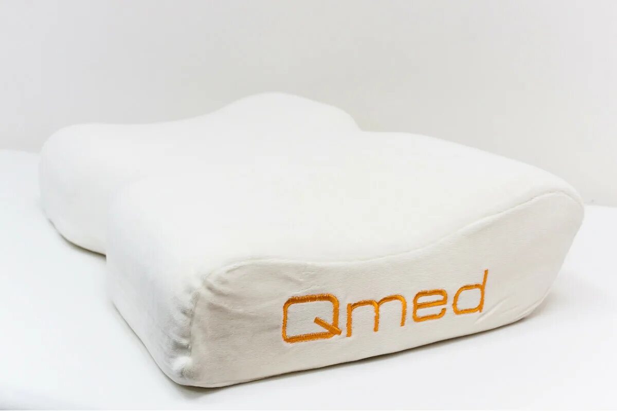 Товары для сна на английском. Подушки ортопедические Qmed Premium. Qmed Premium Pillow ортопедическая подушка. Ортопедическая подушка с двойным профилем Qmed Vario Pillow. Ортопедическая детская подушка Qmed Baby Pillow.